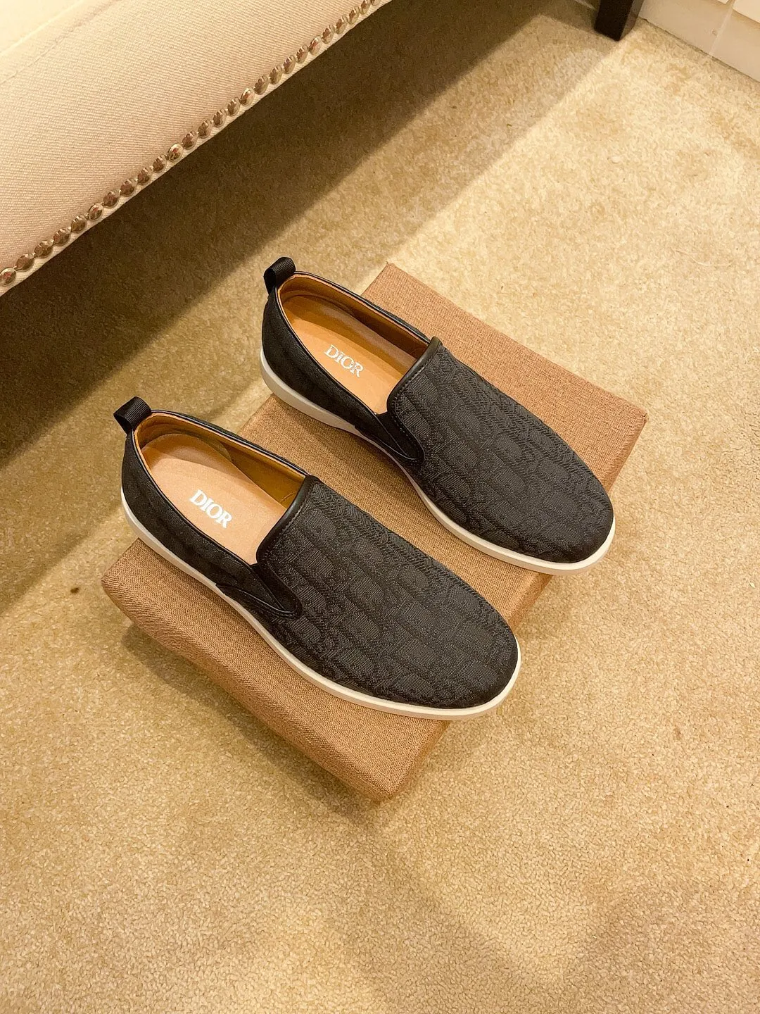 Factory price 380🔥[Dior] The latest 2024 new model is carefully crafted and set off the audience! An international brand that continues to innovate. This men's all-season casual shoe, the original version, has an all-leather upper, breathable and comfortable leather feet ➕Rubber non-slip outsole, breathable and comfortable, quality speaks for itself👄Color: two colors Size: 38-44